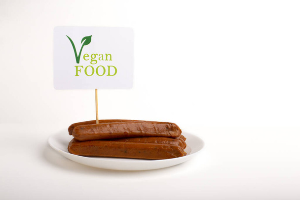 Сосиски без мяса с табличкой вегетарианская еда
 - Фото, изображение