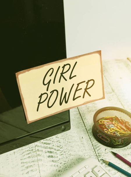 Schreibnotiz, die Girl Power zeigt. Business-Foto, das Durchsetzungsvermögen und Selbstbewusstsein von Mädchen oder jungen Frauen zeigt, Notizpapier, das auf einen schwarzen Computerbildschirm in der Nähe von Tastatur und Schreibtisch geklebt wurde. - Foto, Bild