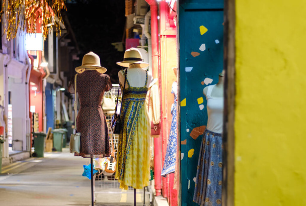 жінка вуличний магазин одягу в літній день моди
 - Фото, зображення