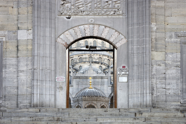 Entrance to Yeni Camii - Foto, afbeelding
