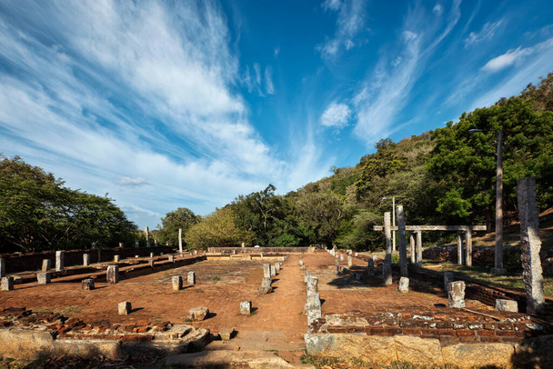 Ruinas de columna y sótano en el monasterio budista Mahaseya Dagoba. Mihintale, Sri Lanka
 - Foto, Imagen