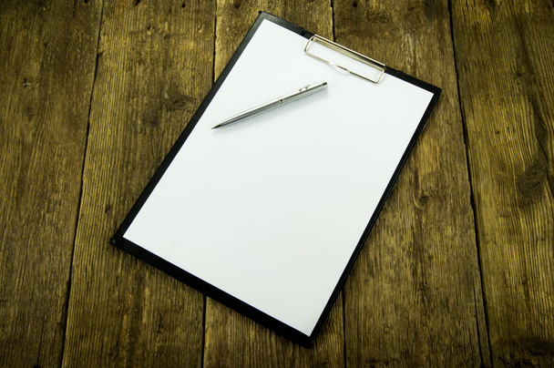 wit papier en pen op hout achtergrond - Foto, afbeelding