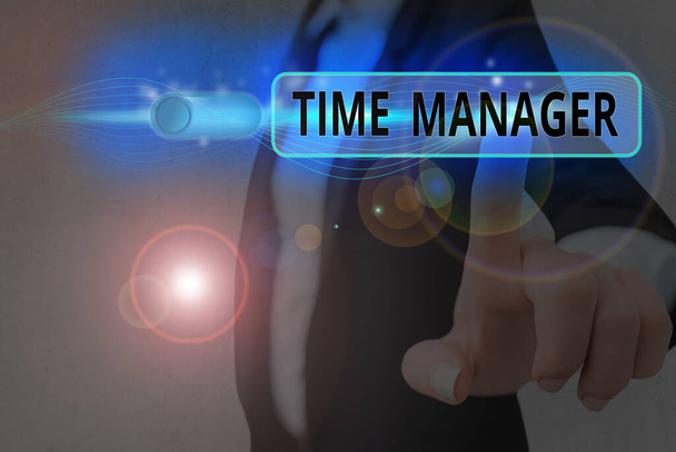Εννοιολογικό γράψιμο χεριών που δείχνει το Time Manager. Επιχειρησιακή διαδικασία φωτογραφίας κειμένου του σχεδιασμού και της άσκησης συνειδητού ελέγχου του χρόνου. - Φωτογραφία, εικόνα