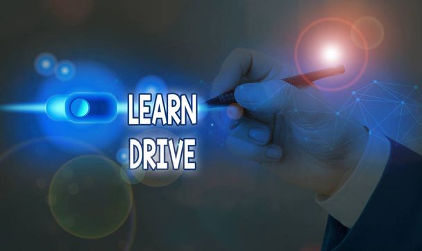 Texto de escritura a mano Learn Drive. Concepto que significa adquirir el conocimiento o la habilidad para conducir un vehículo de motor
. - Foto, imagen