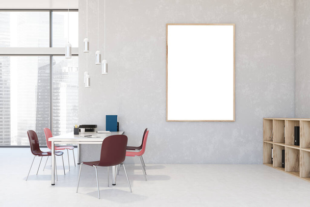 Intérieur du bureau vide de style loft avec des murs blancs et le sol, longue table blanche avec des chaises rouges et des étagères en bois avec des dossiers. Modélisation verticale du cadre d'affiche. Rendu 3d
 - Photo, image