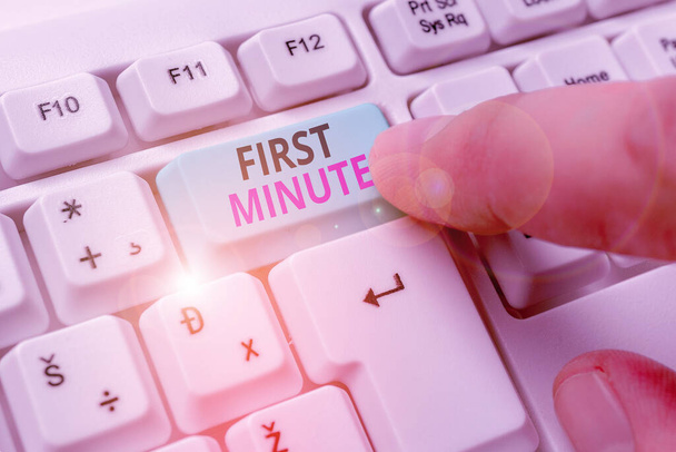 Escritura a mano conceptual que muestra First Minute. Ofertas promocionales de texto de foto de negocios duran en muy poco tiempo
. - Foto, Imagen