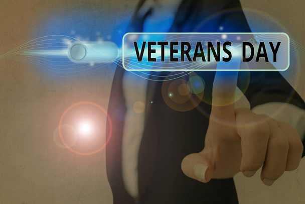 Scrittura concettuale a mano che mostra la Giornata dei Veterani. Foto d'affari testo un giorno festivo per onorare i veterani degli Stati Uniti e le vittime di tutte le guerre
. - Foto, immagini