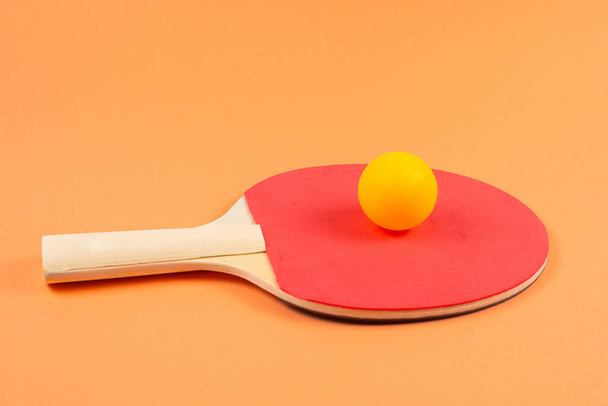 Pin Pong auf orangefarbenem Hintergrund. Ansicht von oben.  - Foto, Bild