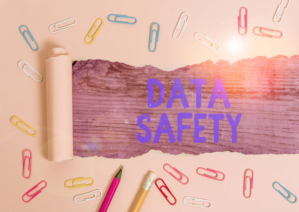 Notatka opisująca bezpieczeństwo danych. Prezentacja zdjęć biznesowych dotyczy ochrony danych przed utratą przez zapewnienie bezpiecznego przechowywania. - Zdjęcie, obraz