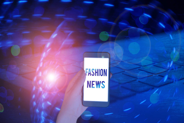 Kézírás szöveg írás Fashion News. A koncepció jelentése a vámokról és trendekről szóló legújabb publikált cikk. - Fotó, kép