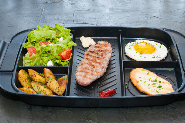 Petit déjeuner, escalope ou steak, salade de tomates, croûton de pommes de terre frites et oeuf frit
 - Photo, image