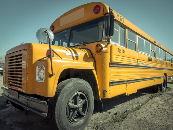 Zaparkowane vintage żółty autobus szkolny. - Zdjęcie, obraz