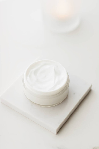 Crème hydratante pour le visage dans un bocal, cosmétiques de luxe et produits anti-âge pour une peau et une beauté saines
 - Photo, image