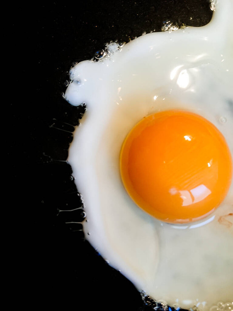 жареное яйцо в кастрюле - Фото, изображение