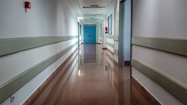 Manises, Valencie / Španělsko 7. října 2018 - Nemocniční chodba se zavřenými a otevřenými dveřmi - Fotografie, Obrázek
