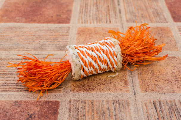 Brinquedo de roedor de corda para morder branco e laranja
 - Foto, Imagem