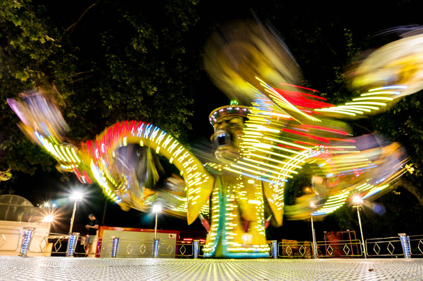 Obracanie ruchomych świateł prędkości w parku rozrywki - Zdjęcie, obraz