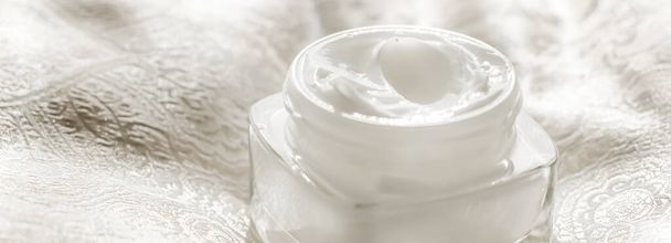 Crème hydratante pour le visage dans un bocal et un flacon de gel sérique, cosmétiques de luxe et produits anti-âge bio pour la santé et la beauté
 - Photo, image
