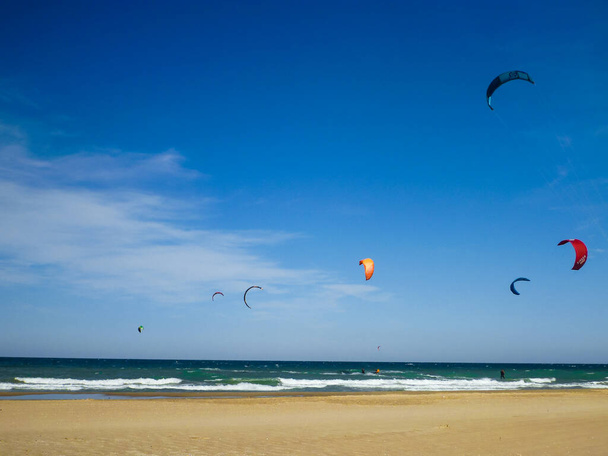 Vlieger surfen op het strand met blauwe lucht - Foto, afbeelding