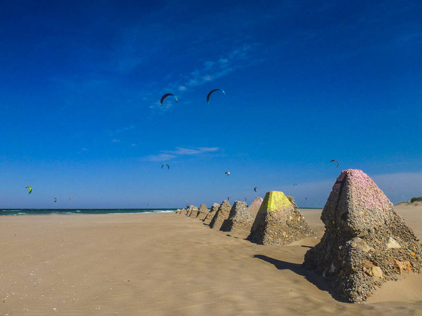 Kite surf στην παραλία με μπλε ουρανό - Φωτογραφία, εικόνα