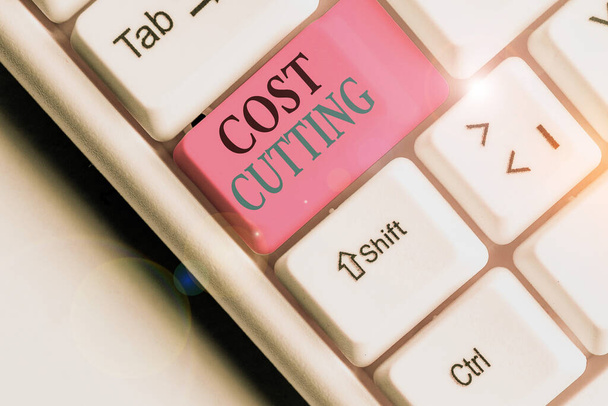 Sana kirjallisesti tekstiä Cost Cutting. Liiketoiminta-ajatus toimiin, joilla vähennetään palveluun käytettävää määrää
. - Valokuva, kuva