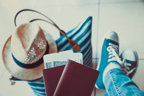 Γυναίκα κάτοχος διαβατηρίου με κάρτα επιβίβασης κοντά στο αεροδρόμιο περιμένει την πτήση - Φωτογραφία, εικόνα