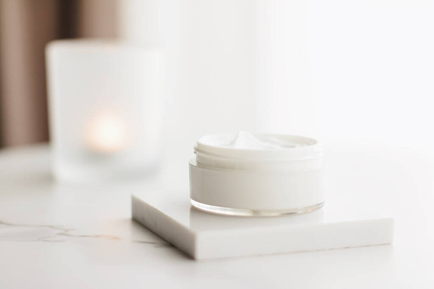 Crema hidratante facial en un frasco, cosméticos de lujo para el cuidado de la piel y productos antienvejecimiento para una piel y una belleza saludables
 - Foto, imagen