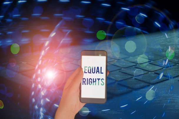 Psaní textu o rovných právech. Pojem znamená rovnost před zákonem, když všechny projevy mají stejná práva. - Fotografie, Obrázek