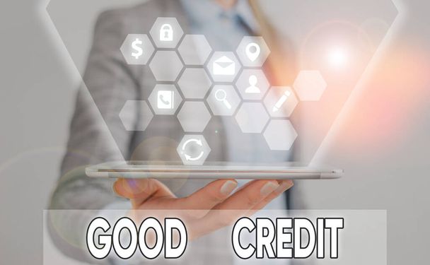 A escrever um bilhete a mostrar "Bom Crédito". Foto de negócios mostrando mutuário tem uma pontuação de crédito relativamente alta e risco de crédito seguro
. - Foto, Imagem