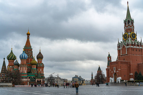 Plaza Roja en Moscú en tiempo nublado
 - Foto, Imagen