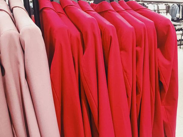 Kleidung, die in einem Boutique-Geschäft in einem Einkaufszentrum ausgestellt wird, schnelle Mode - Foto, Bild