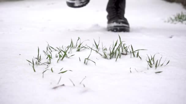 Вид спереду чоловіка в бойових черевиках кроки на снігу потужно в повільному русі солдат, армія, війна, насильство
 - Кадри, відео
