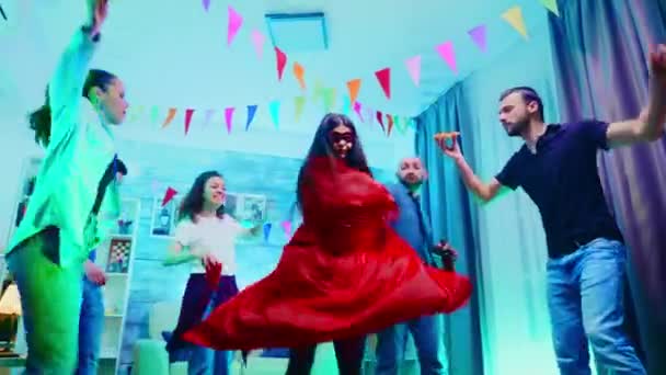 Attraktives Mädchen voller Aufregung mit einer roten Superheldenmütze - Filmmaterial, Video