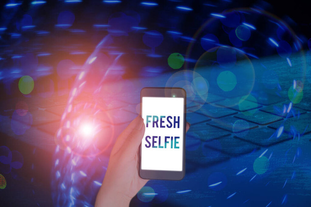 Écriture manuscrite de texte frais Selfie. Concept signifiant prendre une photo de vous-même sans filtre de maquillage ou modifier
. - Photo, image