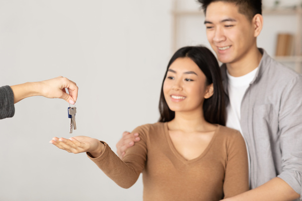 Aziatisch man en vrouw ontvangen sleutel van hun flat - Foto, afbeelding