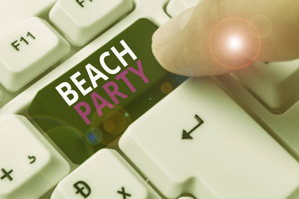 Λέξεις κείμενο κείμενο Beach Party. Επιχειρηματική ιδέα για μια μεγάλη ομάδα προβολών διοργανώνουν μια εκδήλωση στην παραλία. - Φωτογραφία, εικόνα