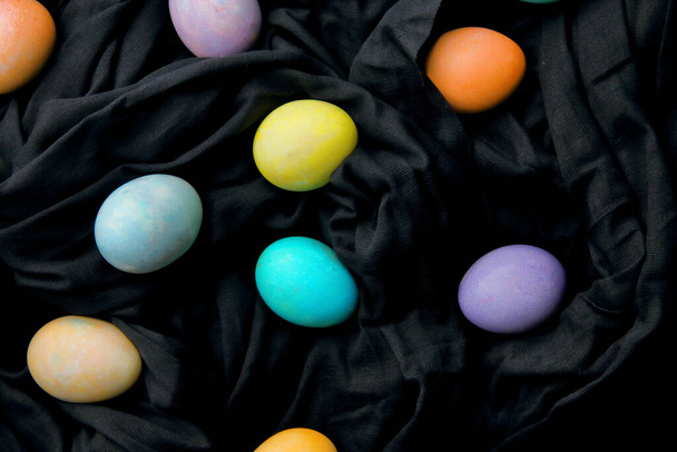 Színes tojások és nyalókák fekete alapon, Húsvét. - Fotó, kép