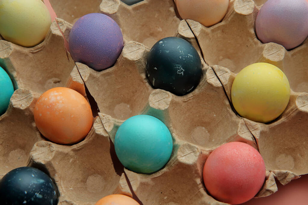 Coloridos, ovos coloridos mentira em um fundo rosa, feriado de Páscoa
. - Foto, Imagem