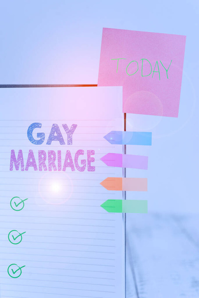 ゲイの結婚を示すメモを書く。同じセックスの市民や宗教儀式に入力されたビジネス写真ハードカバーノートブックスティッキーノート矢印バナー挿入明確な背景. - 写真・画像