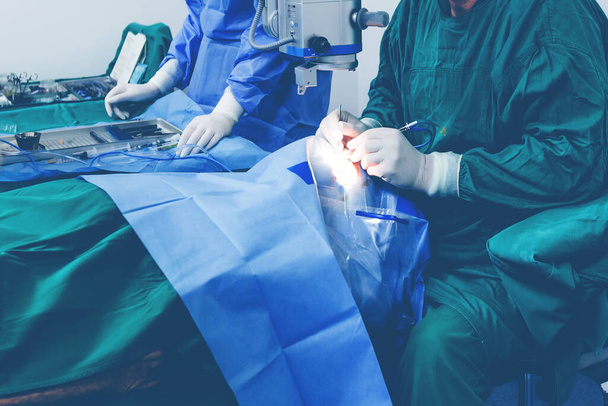 Больничная операционная с видом на крупный план
  - Фото, изображение
