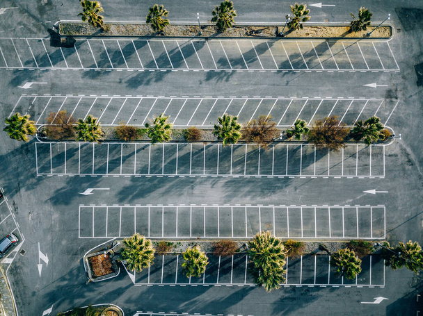 Légi kilátás üres parkolók Olaszországban. Drónfotózás. - Fotó, kép