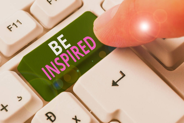 Slovo psaní textu být inspirován. Podnikatelský koncept dát sám sobě touhu nebo nadšení dělat něco dobře. - Fotografie, Obrázek