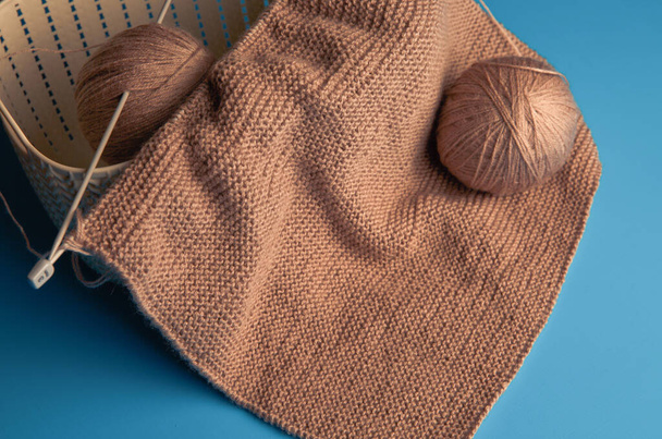 Des aiguilles d'hiver. Billes de fils de laine pour tricoter à la main et épingles à tricoter par s. Place pour le texte. Plan plat, grand plan, vue de dessus, copie de l'espace
 - Photo, image