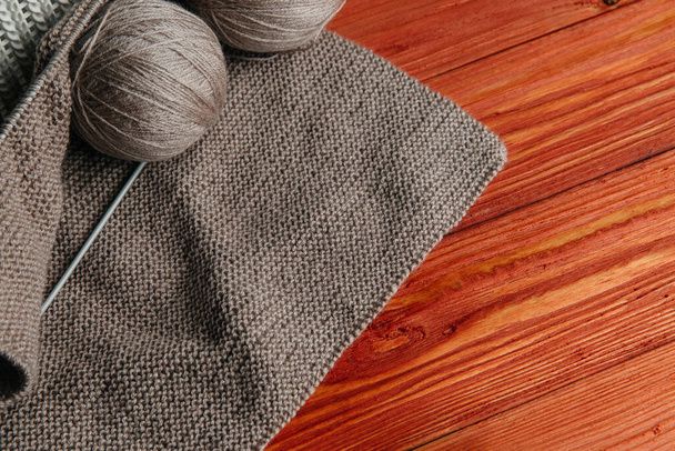 Ricamo invernale. Palle di filato di lana per lavorare a mano e lavorare a maglia spokes su uno sfondo di legno. Spazio di testo Layout piatto, pianta grande, vista dall'alto, copia dello spazio
 - Foto, immagini