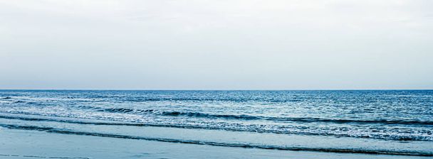 Belo horizonte marítimo ou oceânico, vista costeira da praia de areia tropical, viagem de férias de verão e destino de férias
 - Foto, Imagem