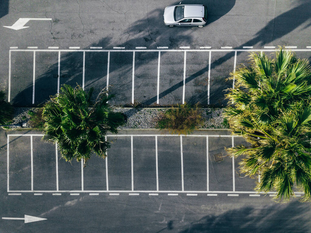 Вид с воздуха на пустые парковки в Италии. Фотография дронов
. - Фото, изображение