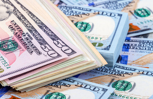 Egy halom amerikai dollár bankjegyek több mint pénz háttér, közelről - Fotó, kép