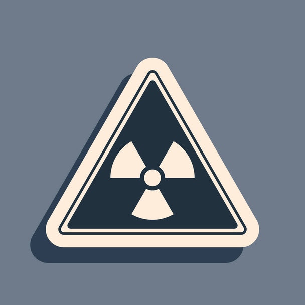 Знак "Черный треугольник" с символом радиации изолирован на сером фоне. Длинный стиль тени. Векторная миграция
 - Вектор,изображение