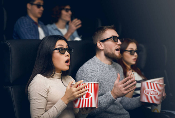 Gente desconcertada asustada del thriller 3D en el cine
 - Foto, Imagen