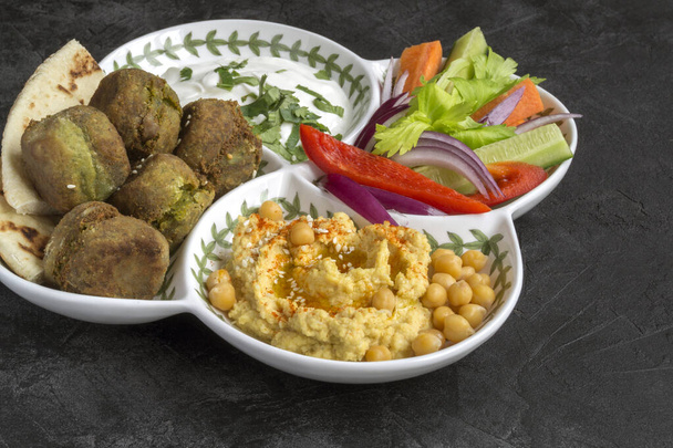 Falafel, egy hagyományos izraeli csicseriborsós étel. - Fotó, kép